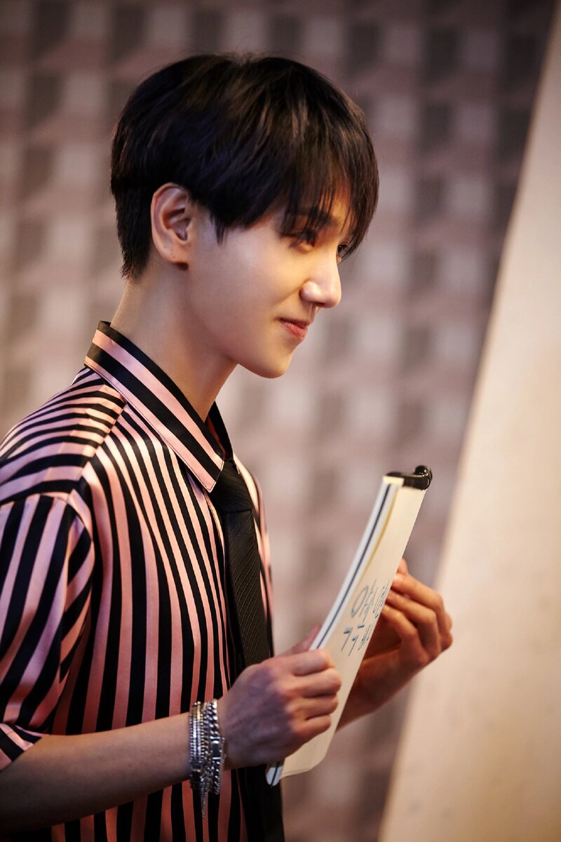 210504 SMTOWN Naver Update - Yesung's "Beautiful Night" M/V Behind documents 4