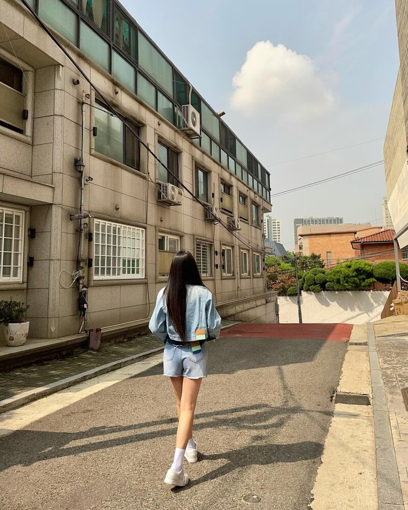 210825 Brave Girls Minyoung Instagram Update documents 6