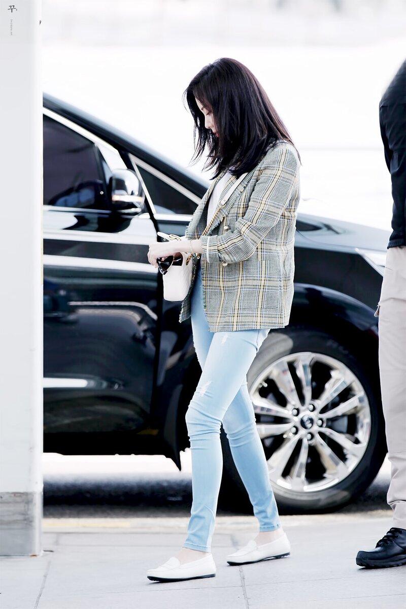 170429 Girls' Generation Seohyun at Incheon Airport documents 2