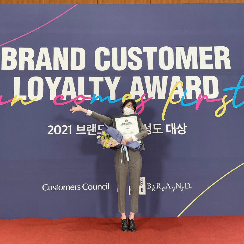 210427 IZ*ONE SNS Update - Yena at Brand Customer Loyalty Awards documents 7