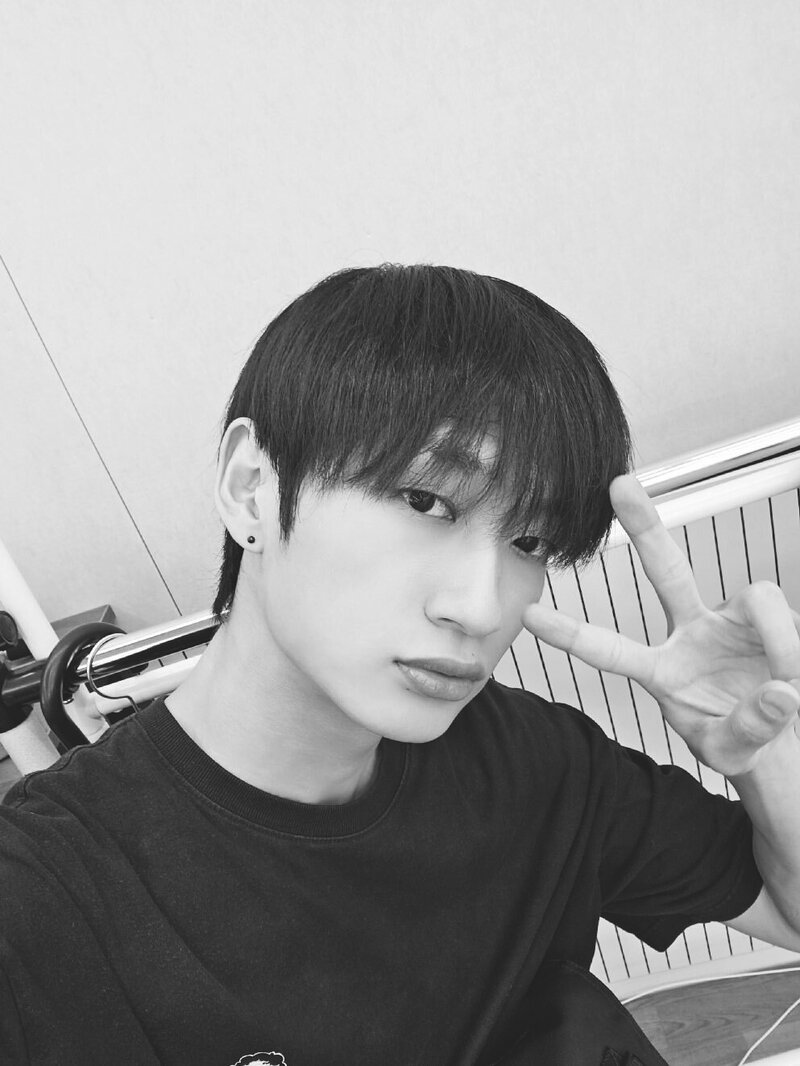 231011 - Omega X Twitter update - Taedong documents 2