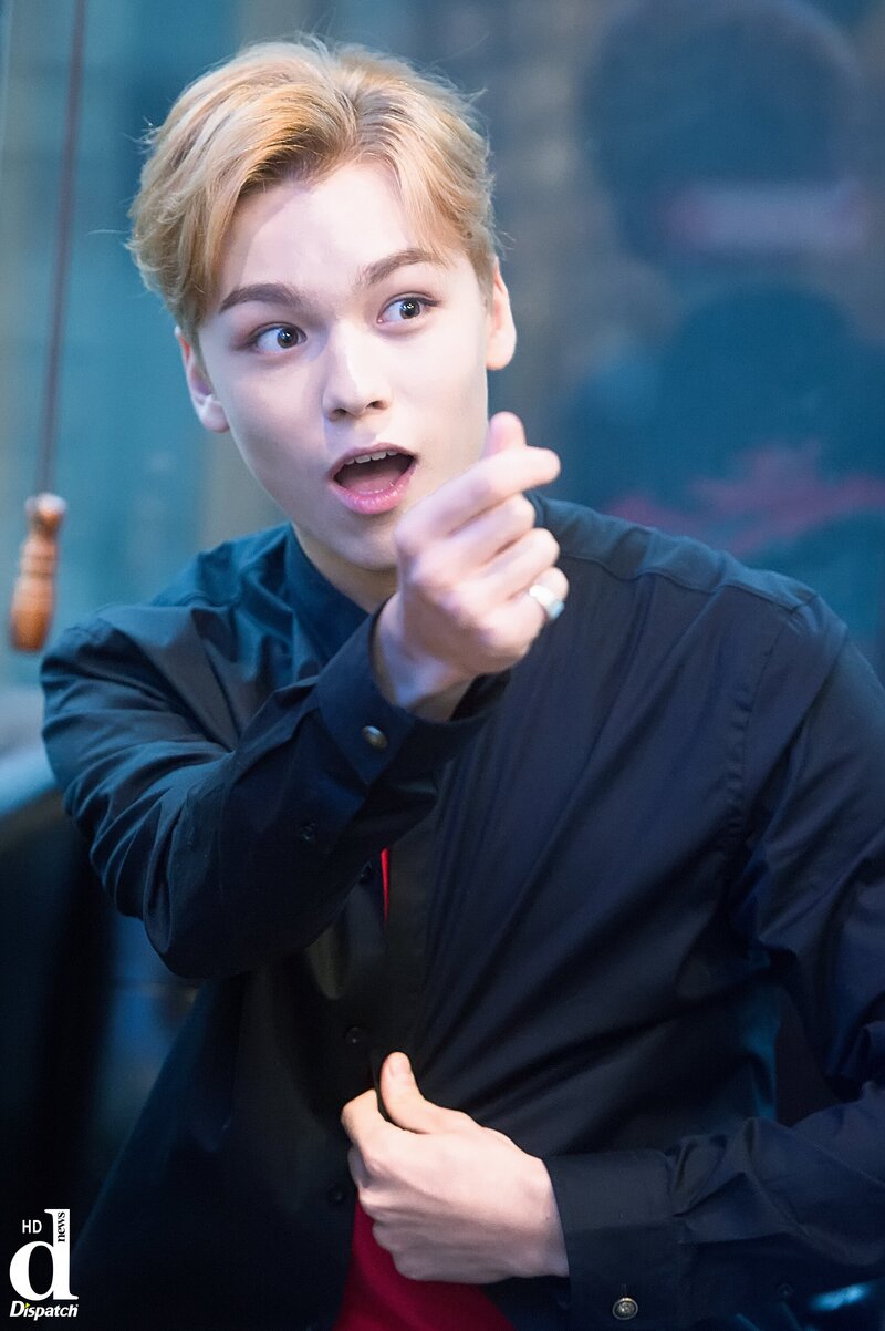 161116 SEVENTEEN for MBC Every1 'StarShow 360' preparation [Dispatch] - Vernon documents 5