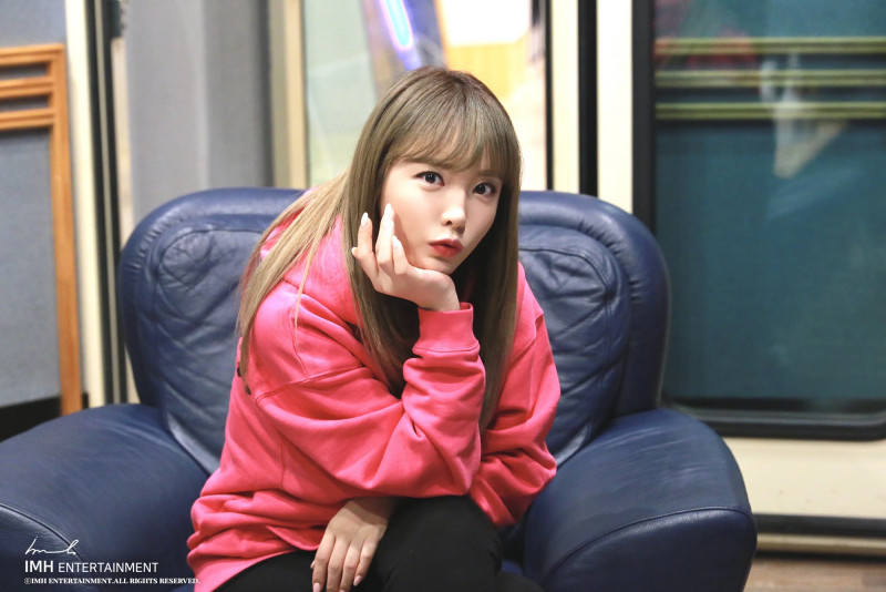 200413 IMH Entertainment Naver Update - Hong Jin Young's "Love Is Like A Petal" Recording Behind documents 9