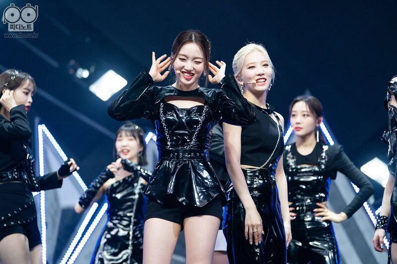 210704 LOONA - PTT(Paint The Town) at Inkigayo documents 12