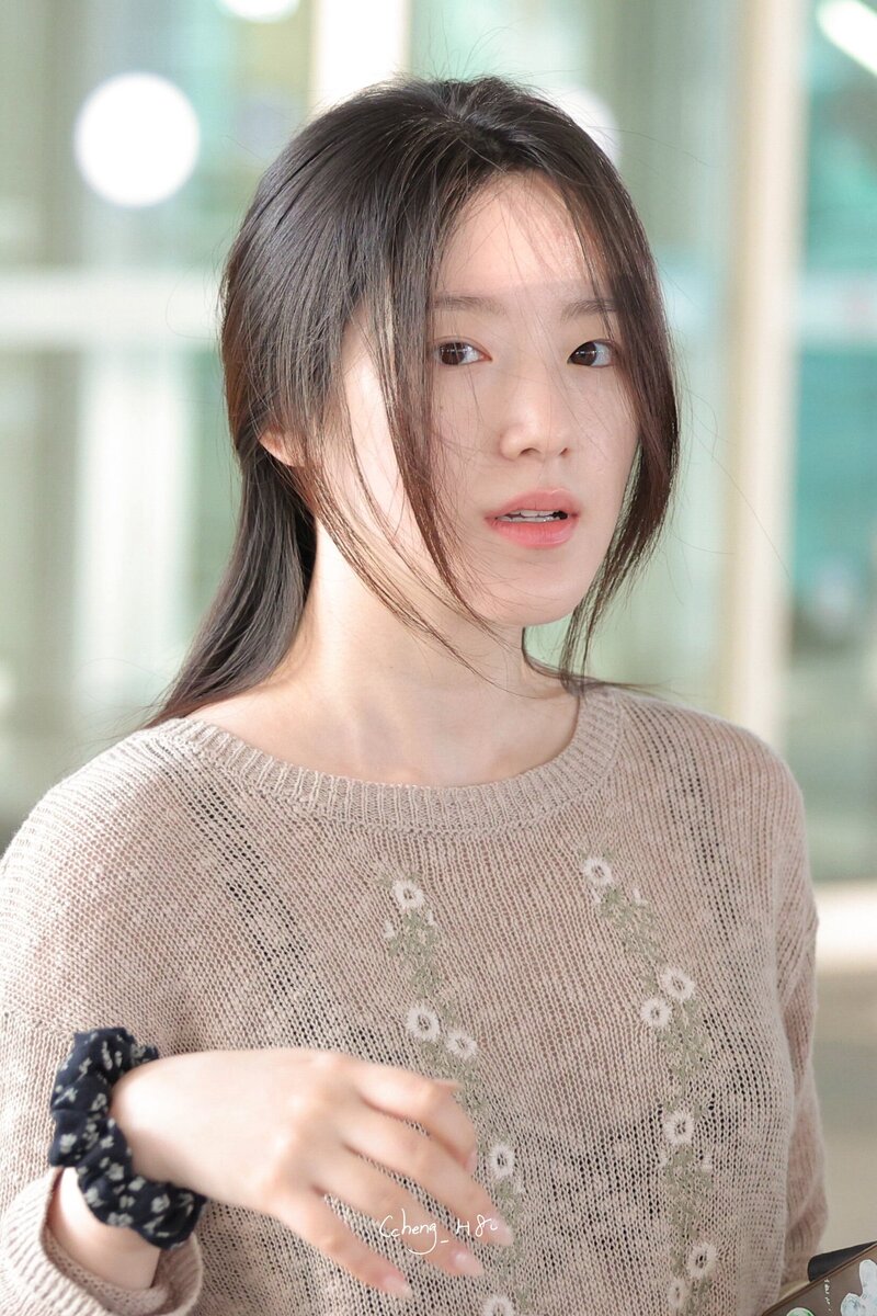 240422 (G)I-DLE Shuhua at Incheon International Airport documents 1