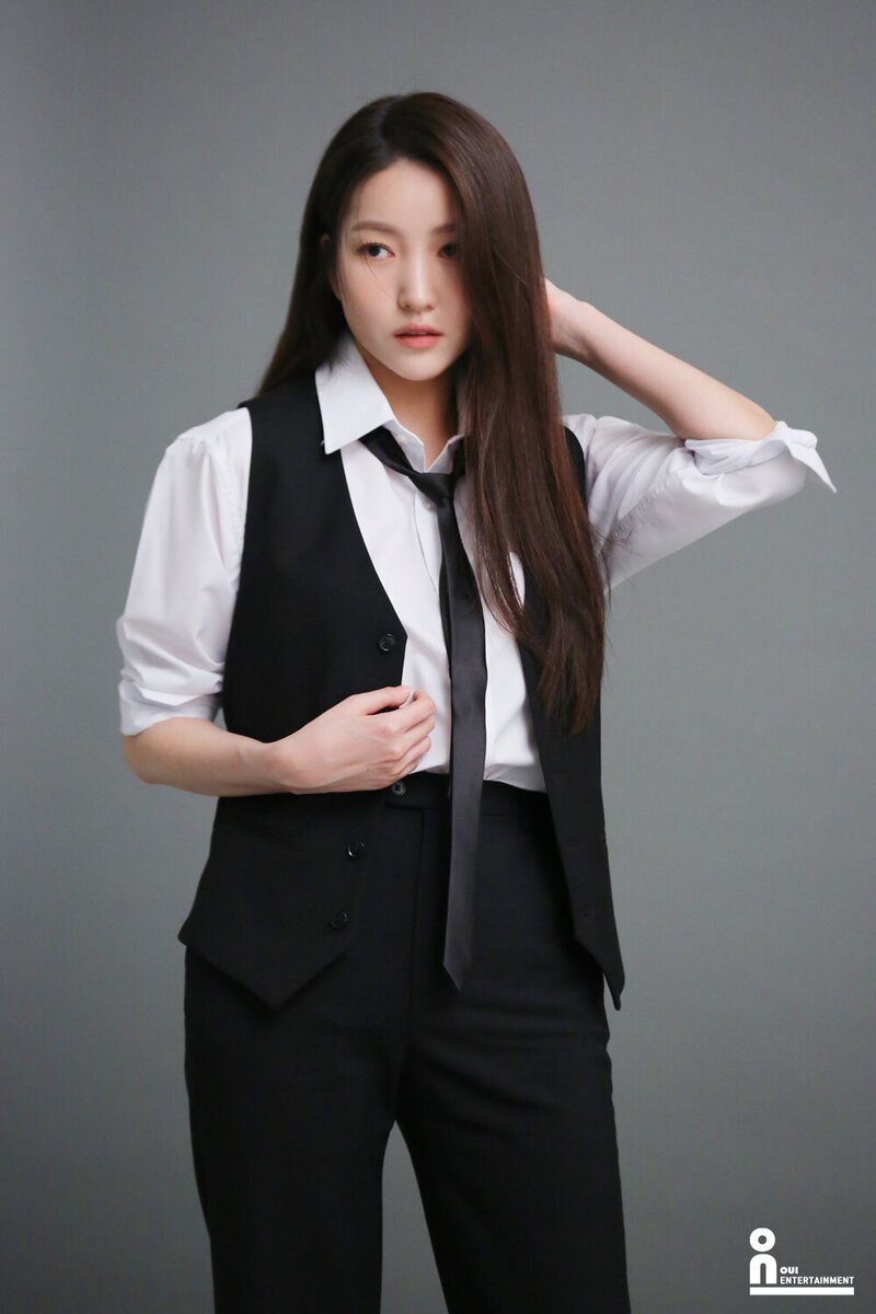 221115 OUI Entertainment Naver Post - Kim Sowon Profile Images Behind documents 6