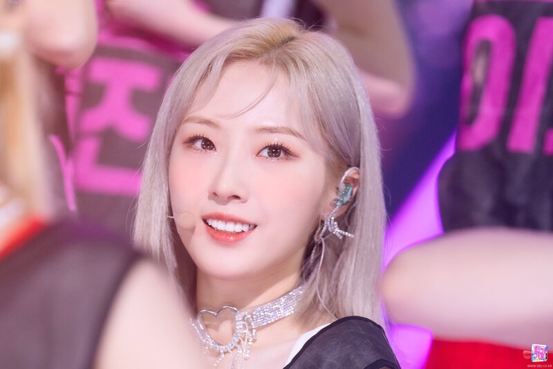 220626 LOONA Haseul - 'Flip That' at Inkigayo documents 2