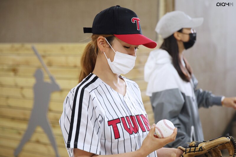 210604 PlayM Naver Post - Apink's Bomi LG Twins First Pitch Behind documents 7