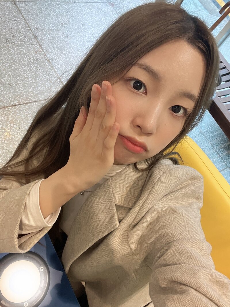 221115 Rocket Punch Twitter Update - Yeonhee with Weeekly Jihan documents 4