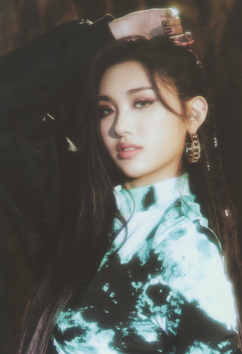 EVERGLOW "Return of the Girls" Album Scans documents 19