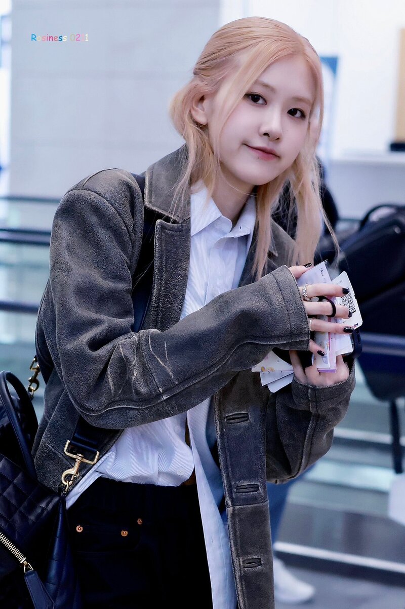 230328 ROSÉ at Incheon International Airport documents 9