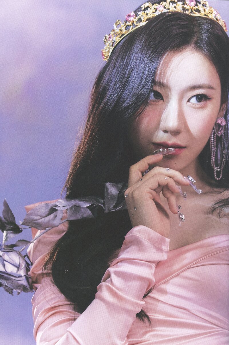 ITZY 'CHECKMATE' Album Scans (Chaeryeong ver.) documents 10