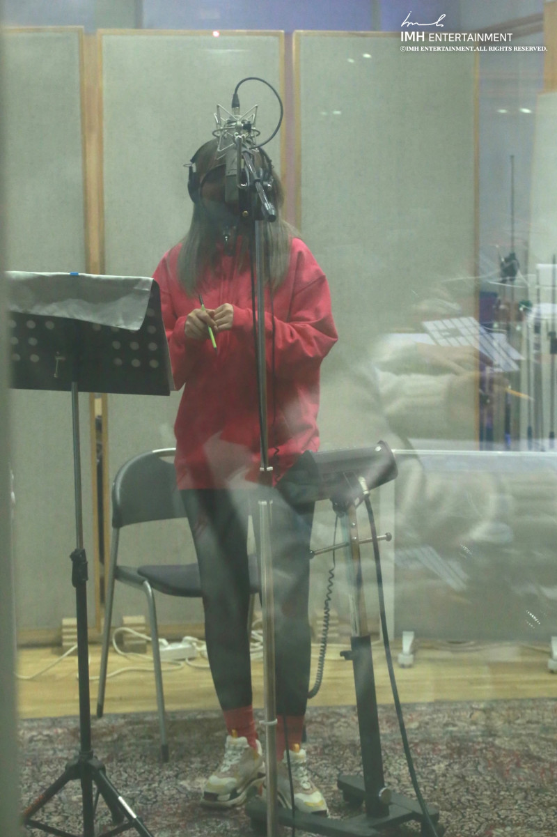 200413 IMH Entertainment Naver Update - Hong Jin Young's "Love Is Like A Petal" Recording Behind documents 2