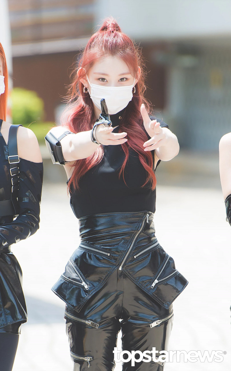 210512 ITZY Chaeryeong - On the way to Show Champion documents 14