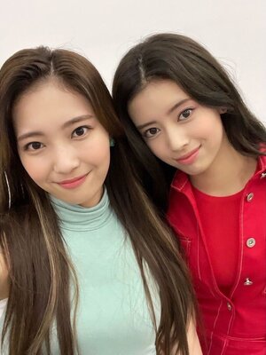 211017 - NiziU Instagram Update: Mayuka & Rima