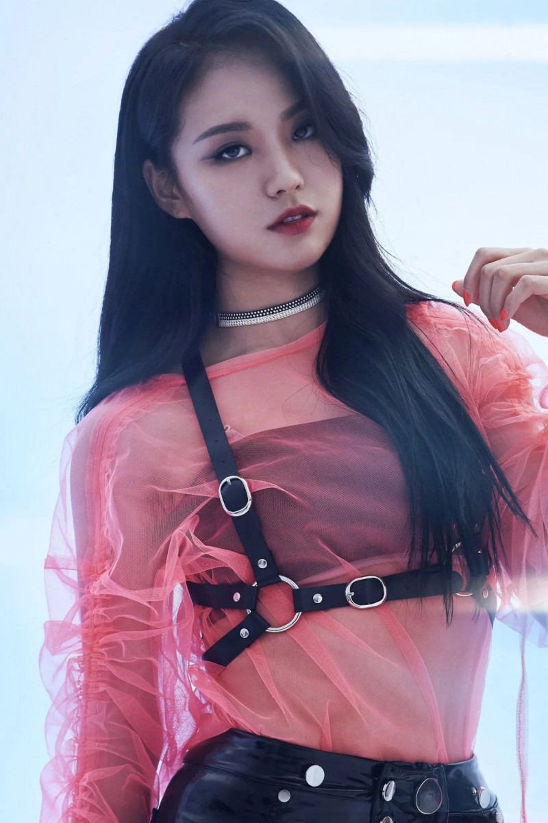 AREAL_Hyebin_Who_Is_Real_debut_teaser_(Fantasy_ver).png