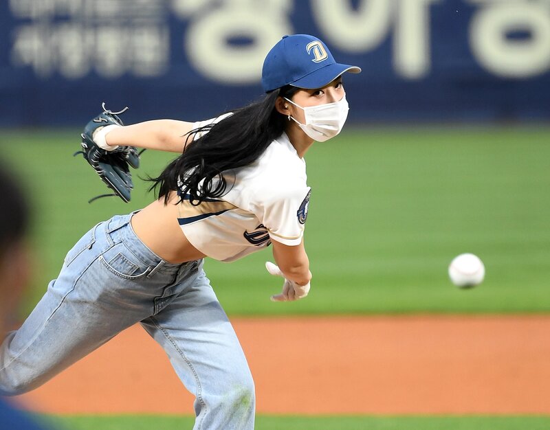 210514 EVERGLOW Sihyeon - First Pitch for NC Dinos documents 4