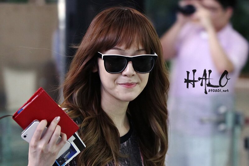 120621 Girls' Generation Jessica at Gimpo Airport documents 1