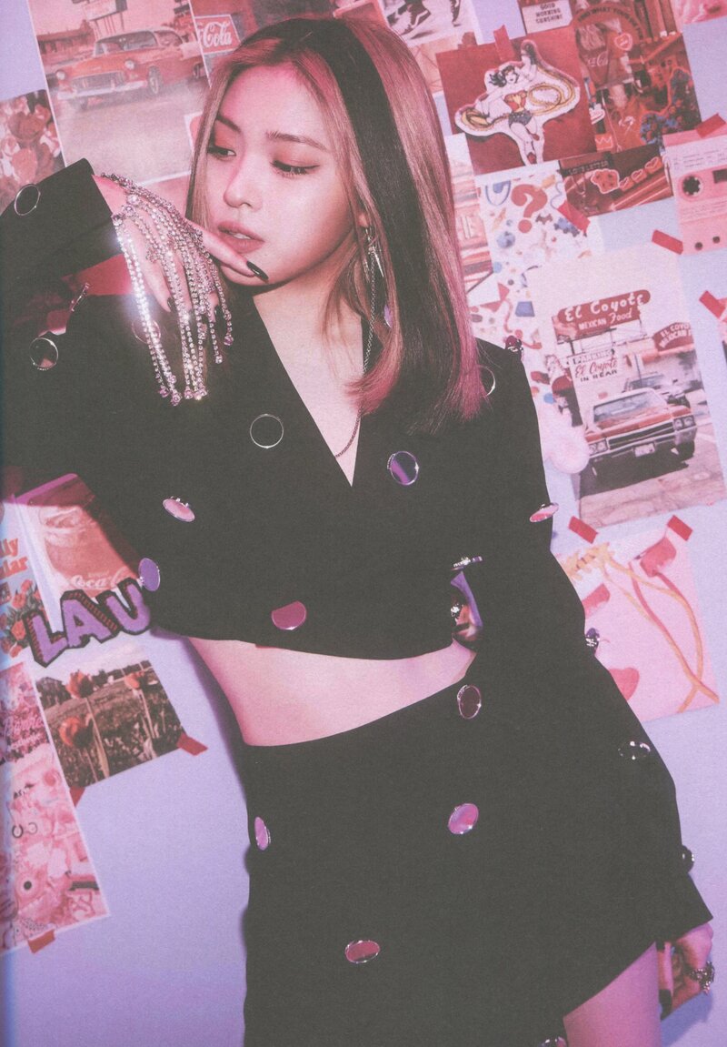 ITZY 'GUESS WHO' Album [SCANS] documents 1