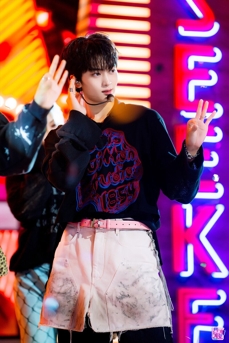 230917 CRAVITY Taeyoung - 'Ready or Not' at Inkigayo documents 2