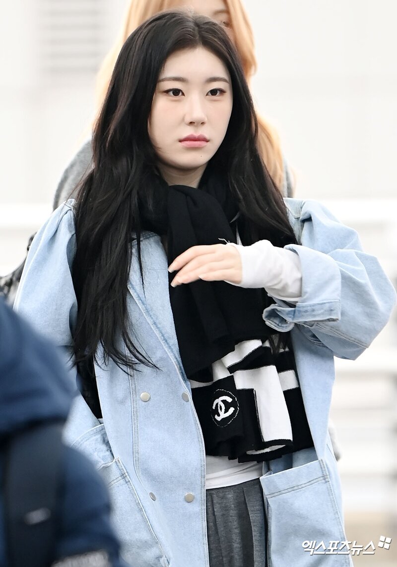 240217 ITZY Chaeryeong at Incheon International Airport documents 2