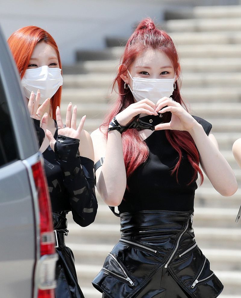 210512 ITZY Chaeryeong - On the way to Show Champion documents 12