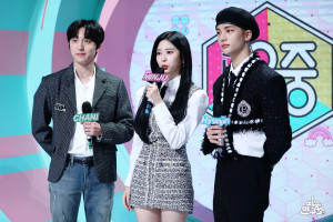 201205 Minju, Chani & Hyunjin hosting Music Core
