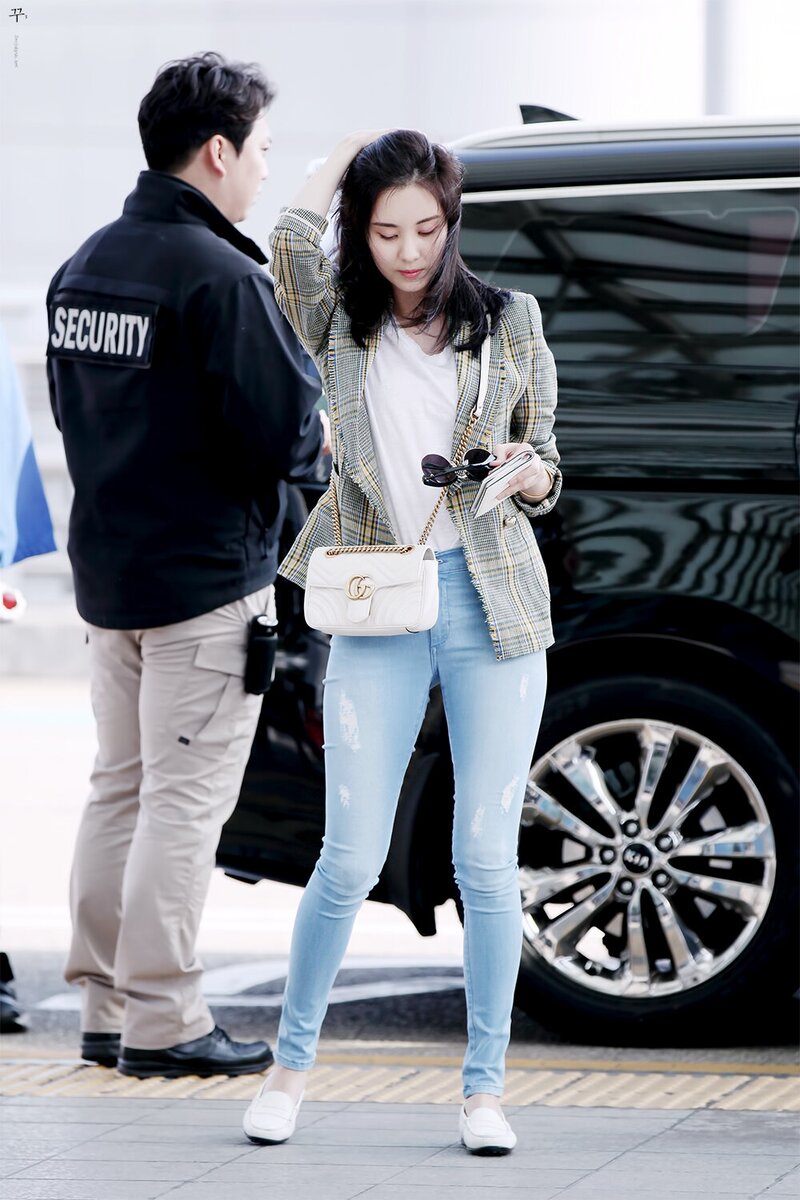 170429 Girls' Generation Seohyun at Incheon Airport documents 8