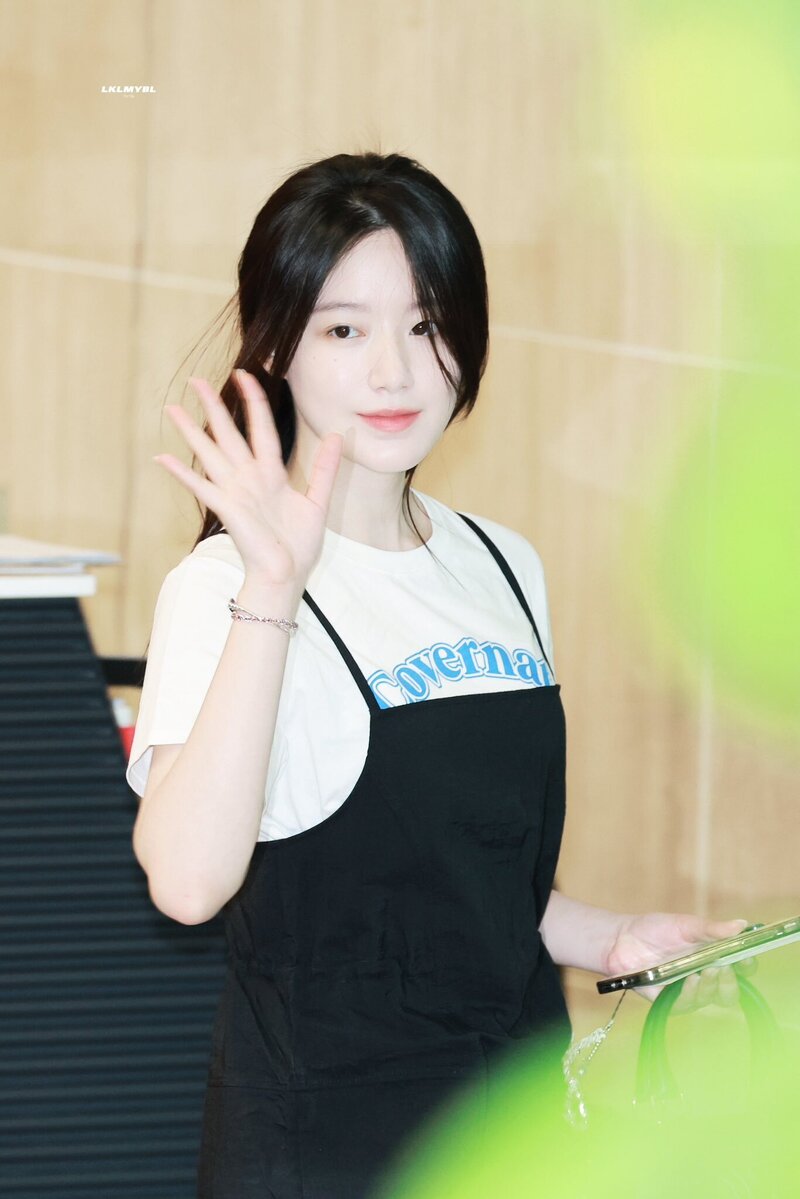 240404 (G)I-DLE Shuhua at Gimpo International Airport documents 6