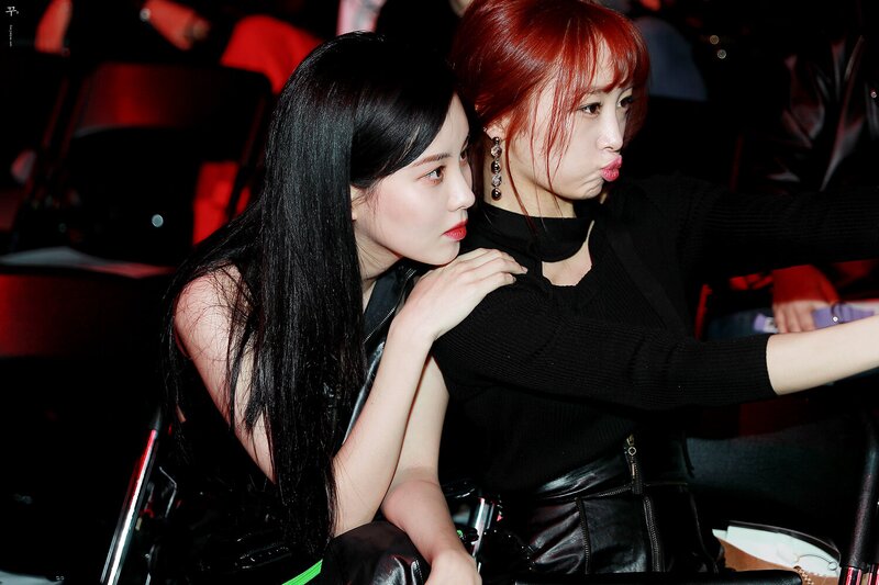 170328 Girls' Generation Seohyun and KARA Nicole at 'Resurrection' 2017 Seoul Fashion Week documents 1
