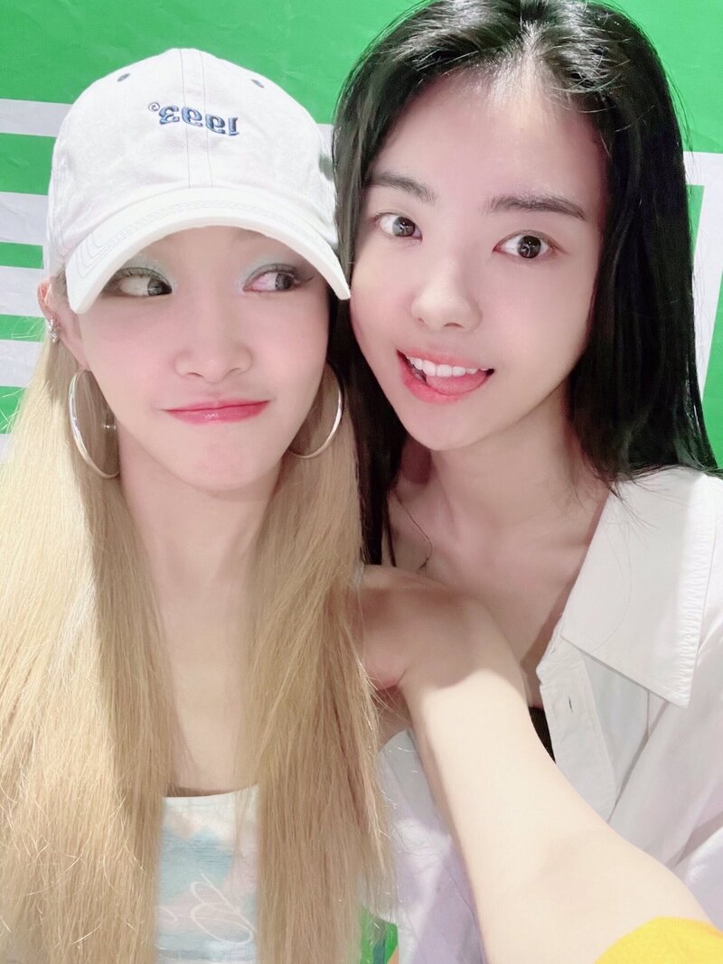 220626 Chungha Twitter Update with Nayoung documents 1