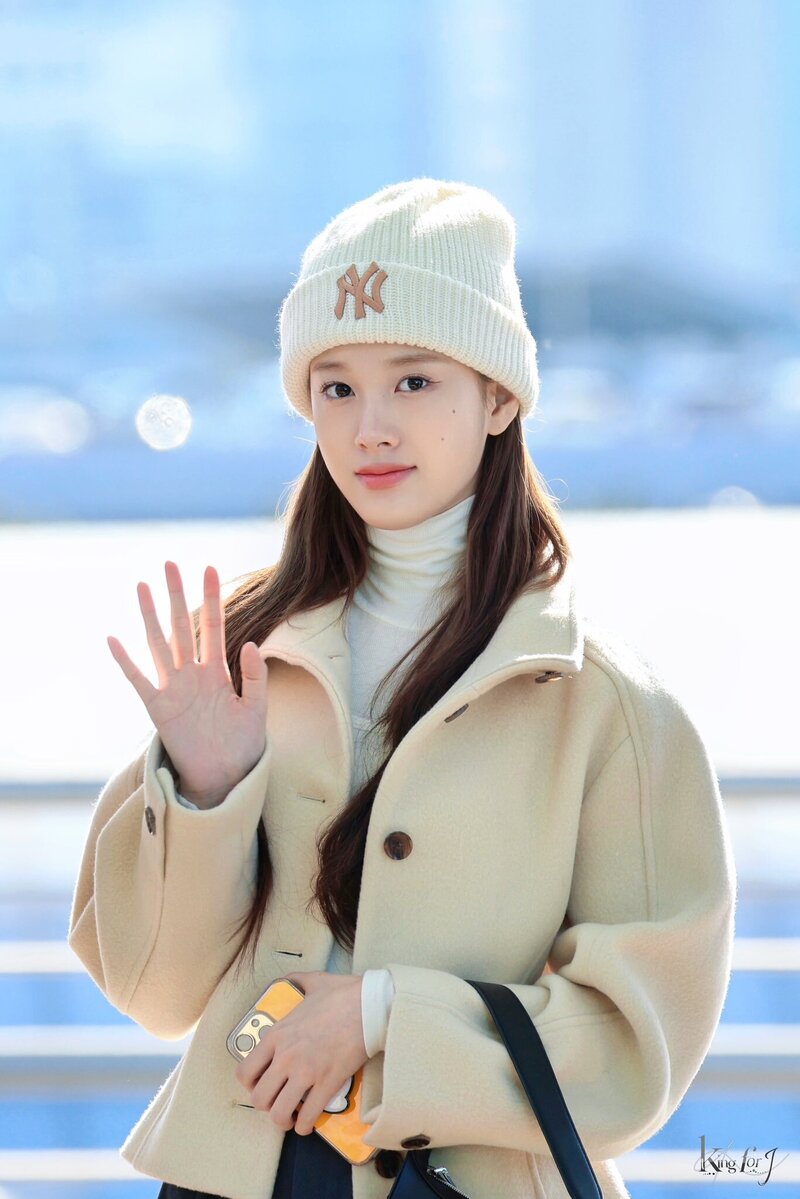 240113 STAYC J at Incheon International Airport documents 2