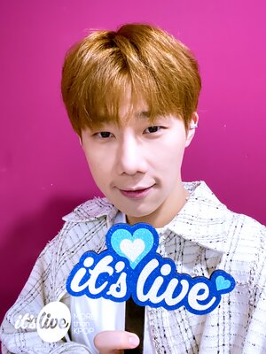 20230629 - It's Live Twitter Behind Photos with Sunggyu