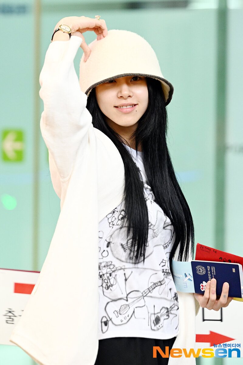 240419 TWICE Chaeyoung at Gimpo International Airport documents 4