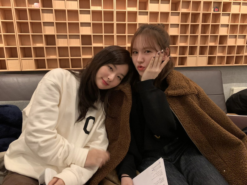 210413 Red Velvet Twitter Update - Seulgi & Wendy documents 1
