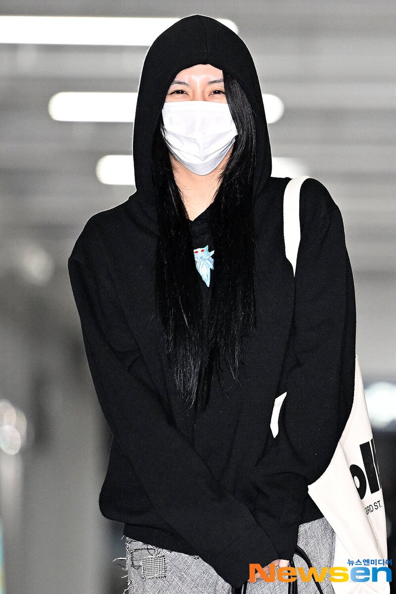 240314 - CHAEYOUNG at Incheon International Airport documents 1