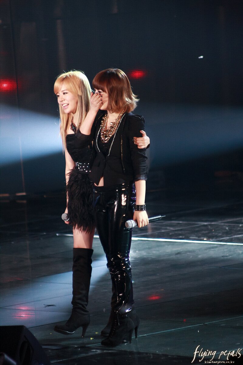 101209 Girls' Generation Taeyeon and Sunny at 2010 Golden Disk Awards documents 3