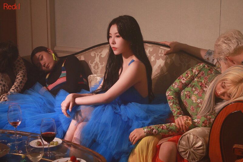 210413 Mamamoo Cafe Update - Wheein 'water color' MV Behind documents 2