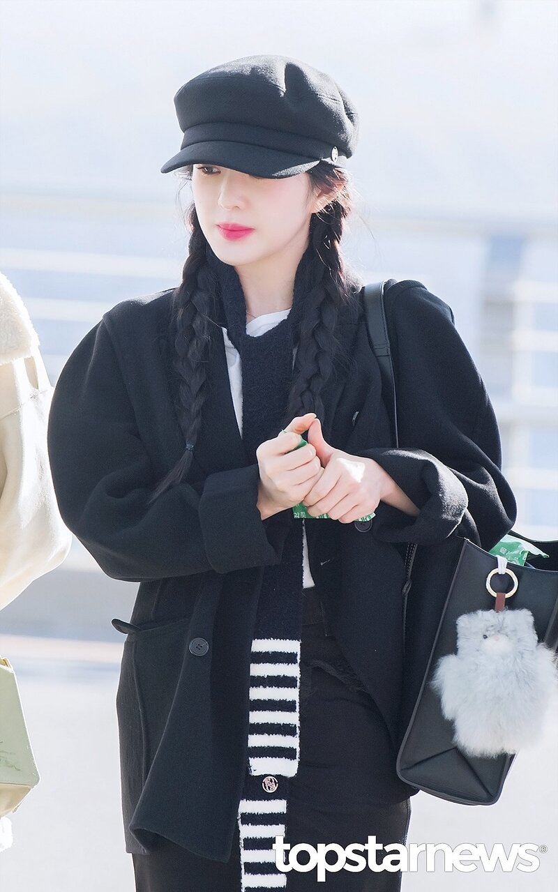 231212 Red Velvet Irene at Incheon International Airport documents 1