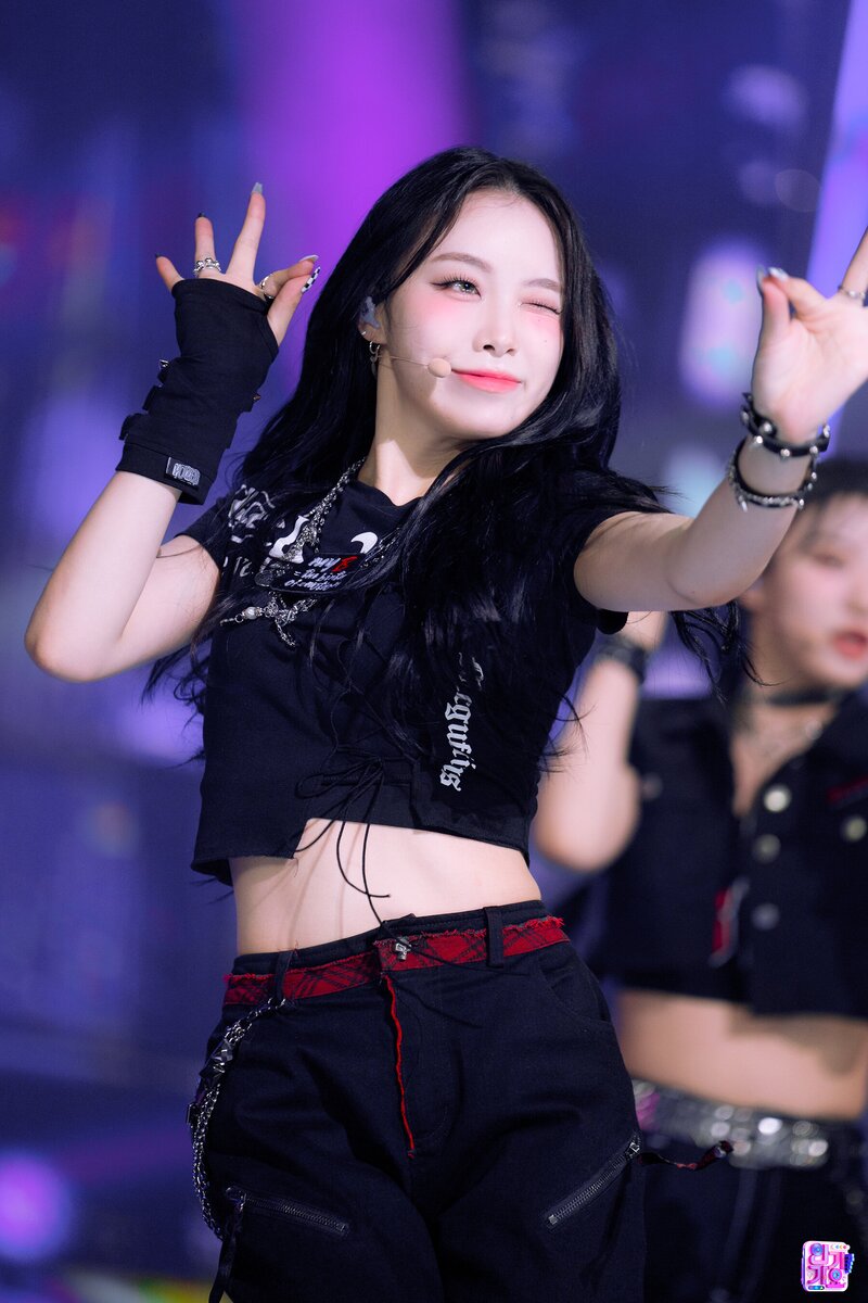 220904 Billlie Suhyeon - 'RING ma bell (what a wonderful world)' at Inkigayo documents 1
