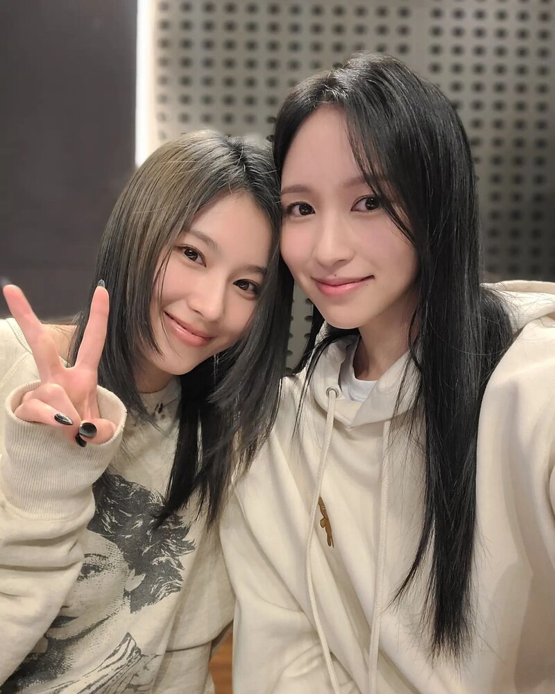 230313 Heize's Volume Up Instagram Update with TWICE's Sana & Mina documents 7