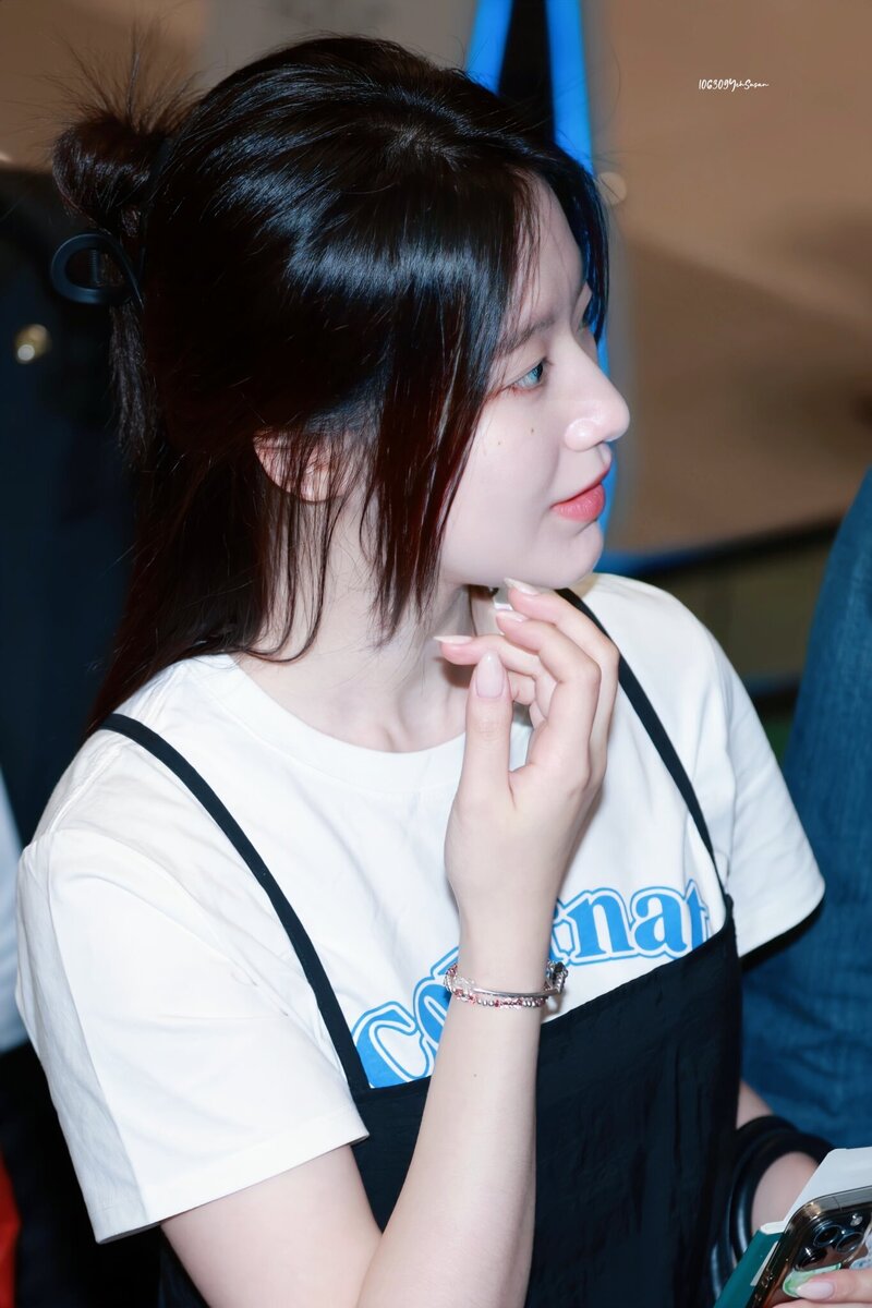 240404 (G)I-DLE Shuhua at Gimpo International Airport documents 1