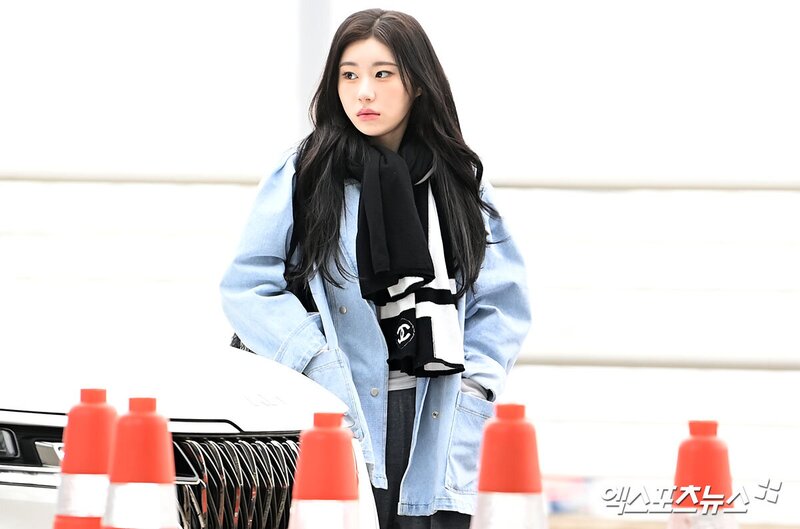 240217 ITZY Chaeryeong at Incheon International Airport documents 3