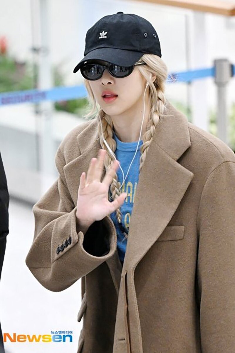 ROSÉ at the Incheon International Airport documents 2