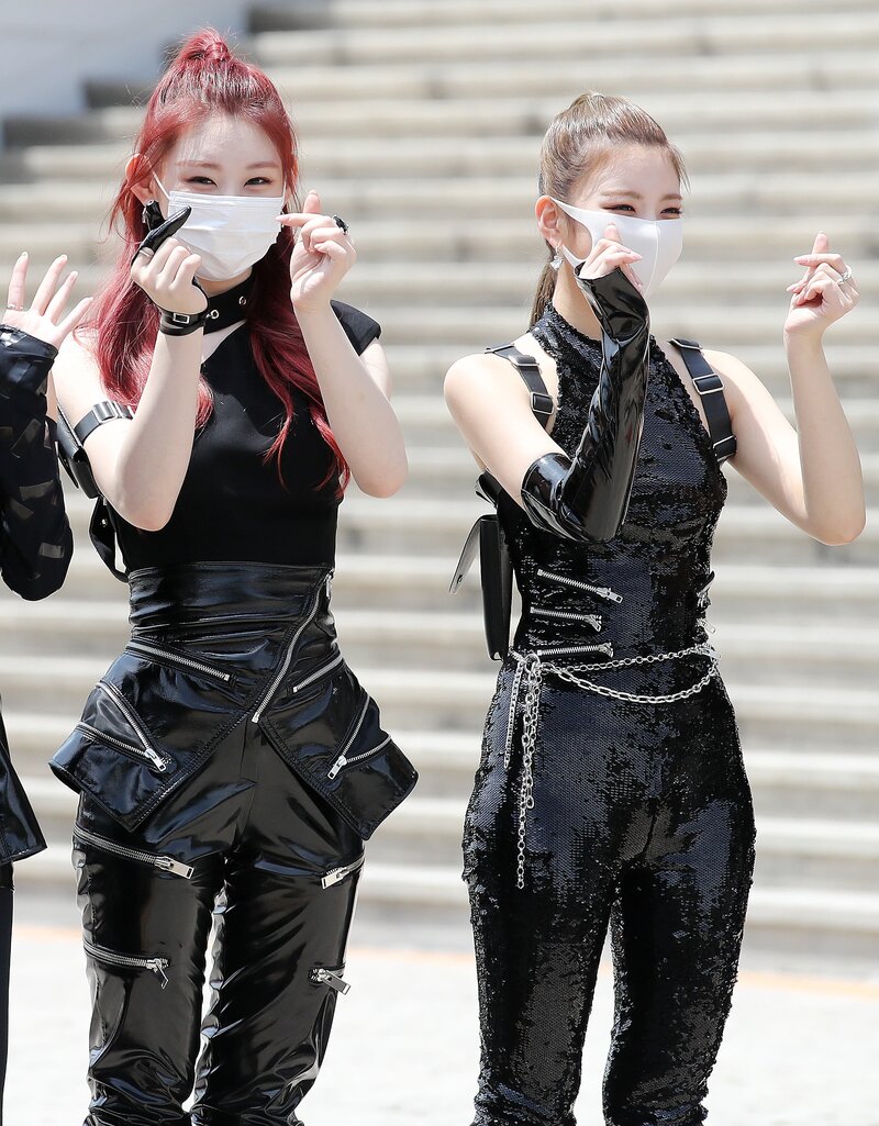 210512 ITZY - On the way to Show Champion documents 22