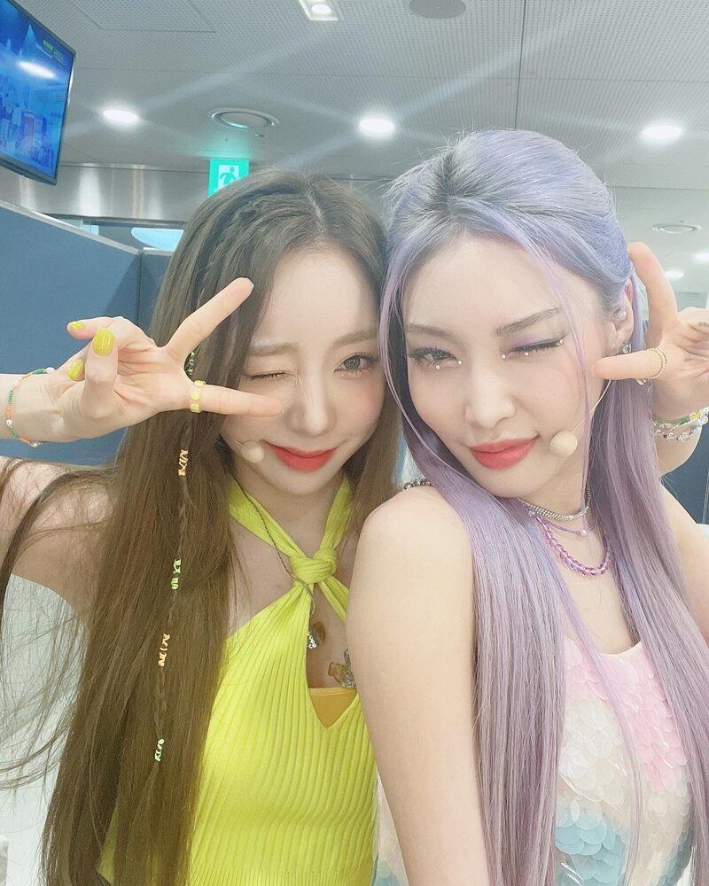 220730 Chungha Instagram Update with Yeonjung documents 6