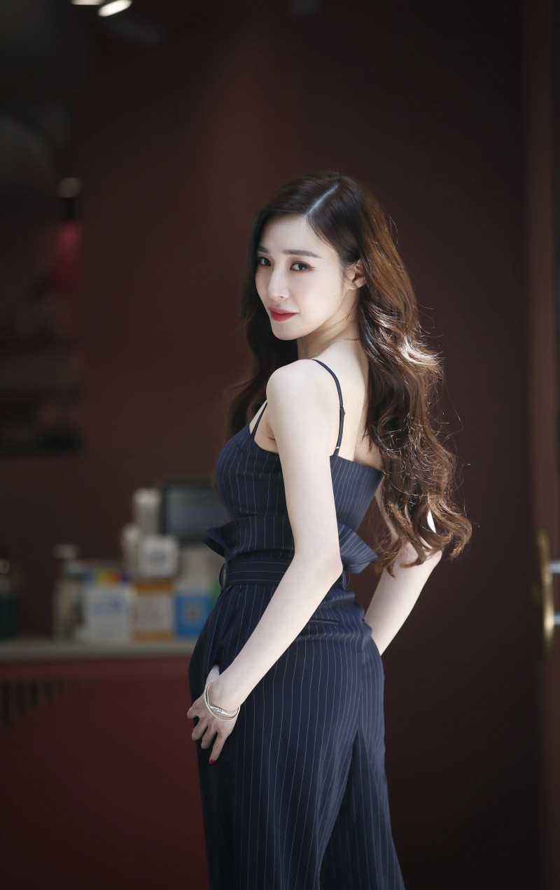 210419 Tiffany Young - Chicago Musical Interview Photos documents 4