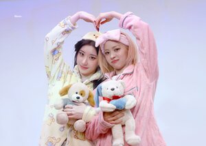 240114 ITZY Chaeryeong and Ryujin - Soundwave Fansign Event