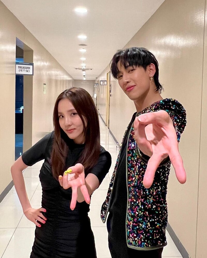 220729 Dara Instagram Update with Bambam documents 2