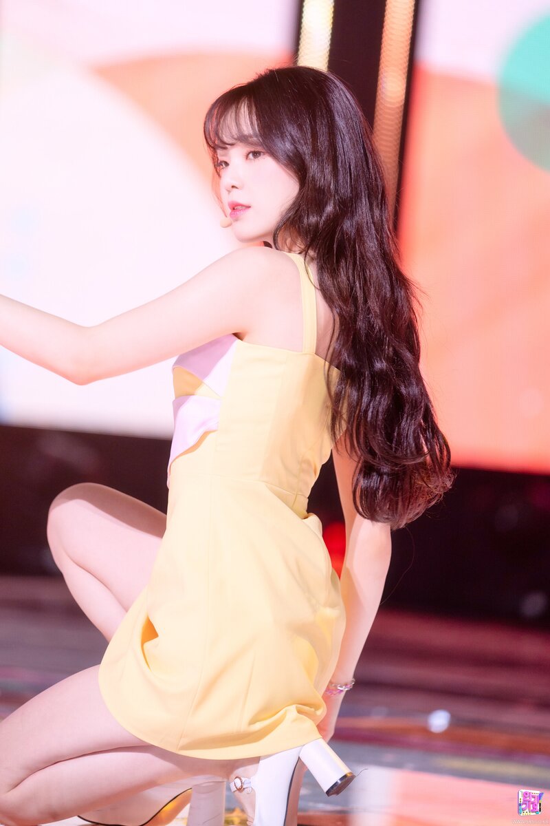 220410 OH MY GIRL Seunghee - 'Real Love' at Inkigayo documents 3